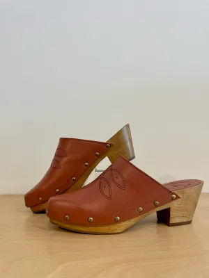 Bird Of Flight Shy Clogs - Clay