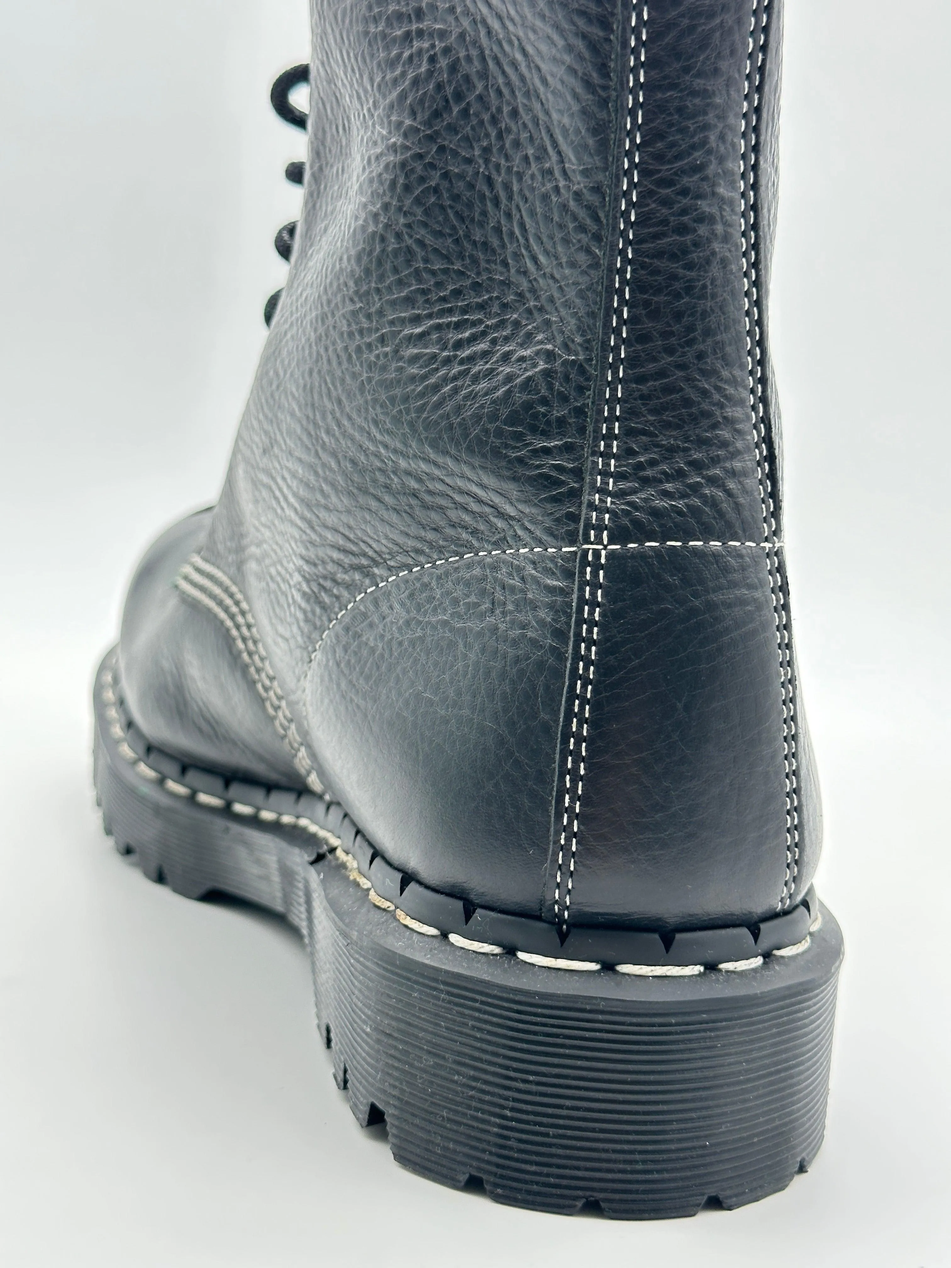 Plaque Boots